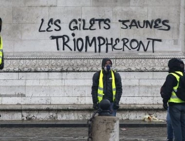 Ο Ε.Μακρόν ανησυχεί για την πορεία της οικονομίας εξαιτίας των «Κίτρινων Γιλέκων» και αναστέλλει την αύξηση των φόρων